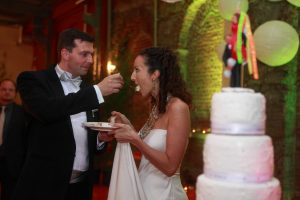 Das Brautpaar genießt die Hochzeitstorte - Schützenhaus Remscheid