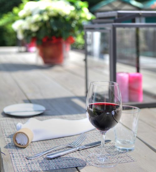 Bei einem Glas Rotwein die Sonne genießen - Schützenhaus Remscheid